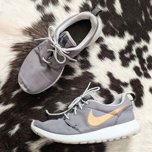 gold nike roshe